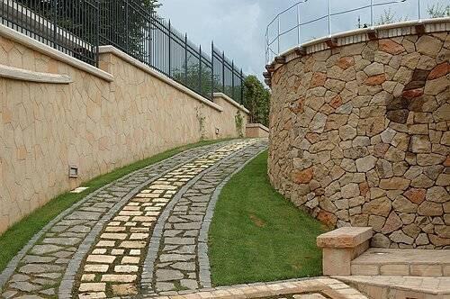 Rivestimenti in pietra di Trani con ornamenti in pietra lavica