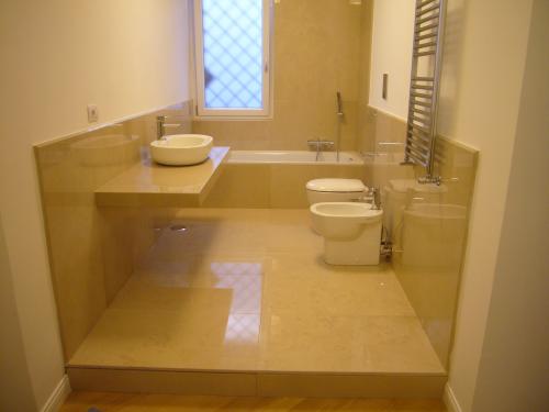 Bagno rivestito in pietra di Trani